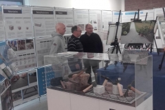 Besucher der Ausstellung im ABZ Mellendorf