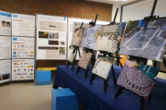 Blick auf Bilder der Ausstellung