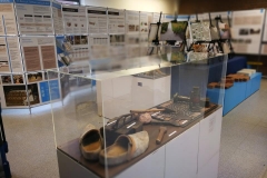 Blick auf Vitrine und Ausstellungstafeln