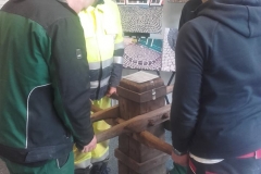 4-Mann Ramme wird ausprobiert (angehoben)