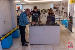 90 Jahre Firma Dieckmann, Wanderausstellung Pflasterhandwerk (Vitrine mit Pflasterwerkzeug) 90 Jahre Firma Dieckmann, Wanderausstellung Pflasterhandwerk (Vitrine mit Pflasterwerkzeug)