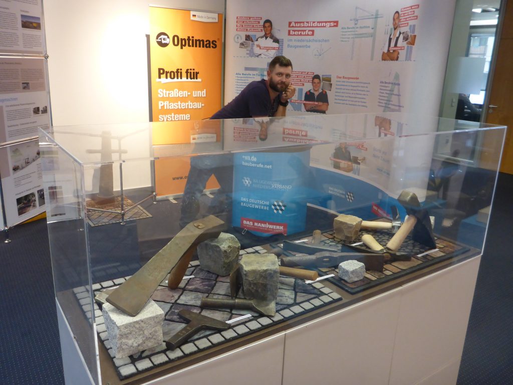 Vitrine mit Ausstellungsstand zur Berufsausbildung